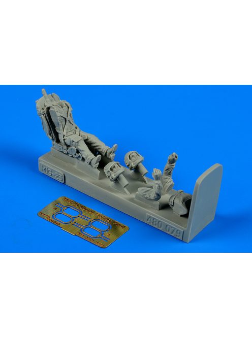 Aerobonus - 1/48 Soviet Fighter Pilot with ejection seat for M
