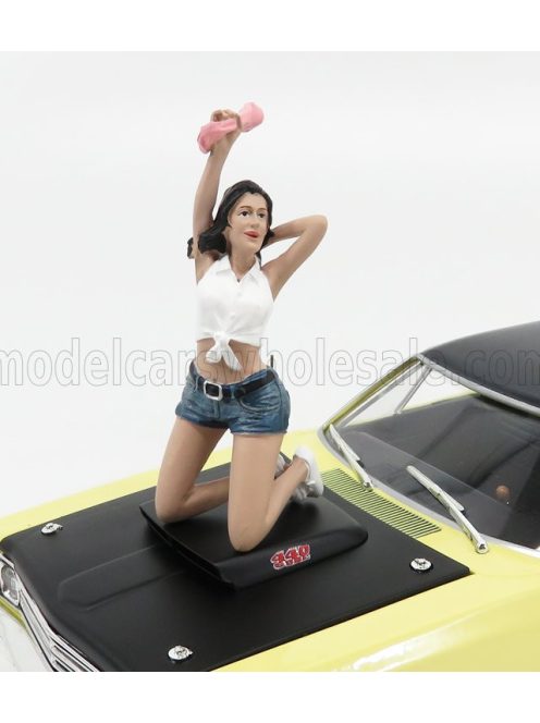 American Diorama - FIGURES DONNA - WOMAN SEATED WEEKEND CAR SHOW - CAR NOT INCLUDED WHITE BLUE