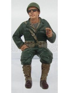   American Diorama - FIGURES SOLDATO AMERICANO AUTISTA CON SIGARO - USA SOLDIER III SITTING DRIVER WITH CIGAR MILITARY GREEN