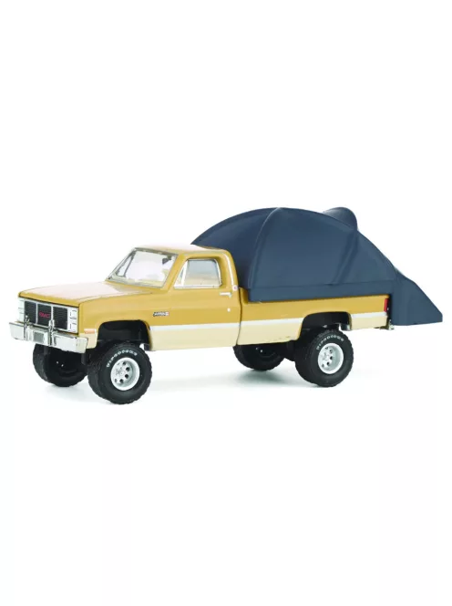 Greenlight - 1:64 1986 GMC Sierra Lifted - Desert Sand & Doeskin Tan with Modern Truck - The Great Outdoors Series 4