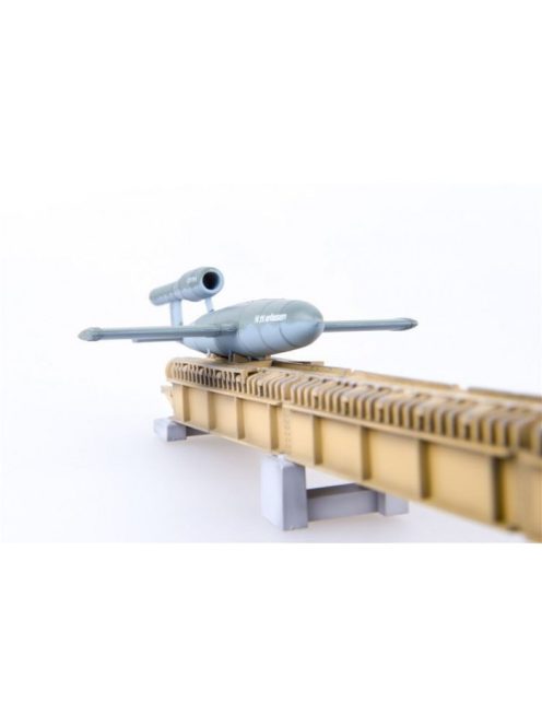 Modelcollect - Germany WWII V1 missile with launch ramp 1944