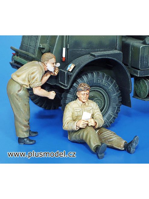 Plus Model - Britische Soldaten, WWII Shaving & Resting