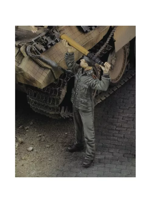 Royal Model - German soldier loading ammo