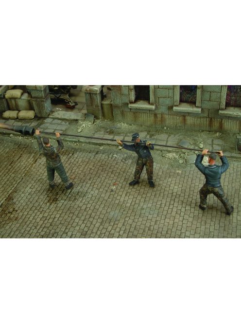 Royal Model - German tankers cleaning gun barrel - WWII