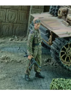 Royal Model - SS-Unterscarfuhrer with MP-40 WWII