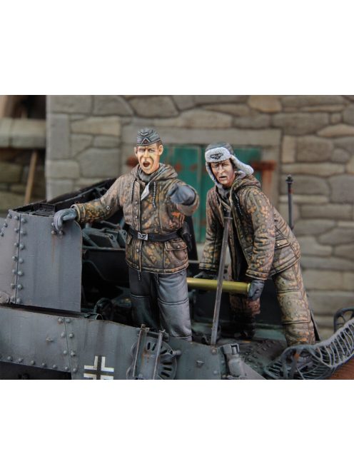Royal Model - German tankers in winter dress loading ammo-2 fig.