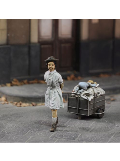 Royal Model - Girl with her stuff
