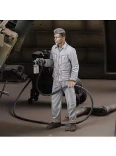 Royal Model - Soldier spray painting