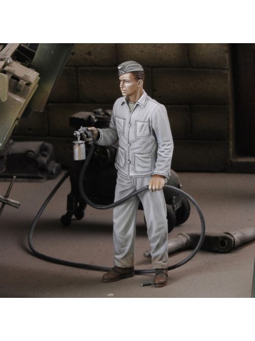 Royal Model - Soldier spray painting