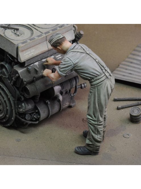 Royal Model - German soldier at work - WWII